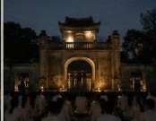 Thiền đêm tĩnh lặng trước cổng chùa cổ